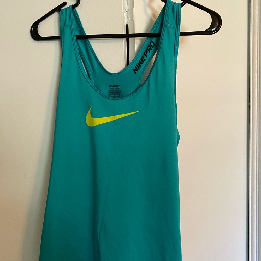 Nike women’s workout tank top